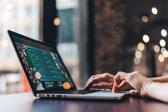 The Differences Between Online Casinos and Traditional Casinos